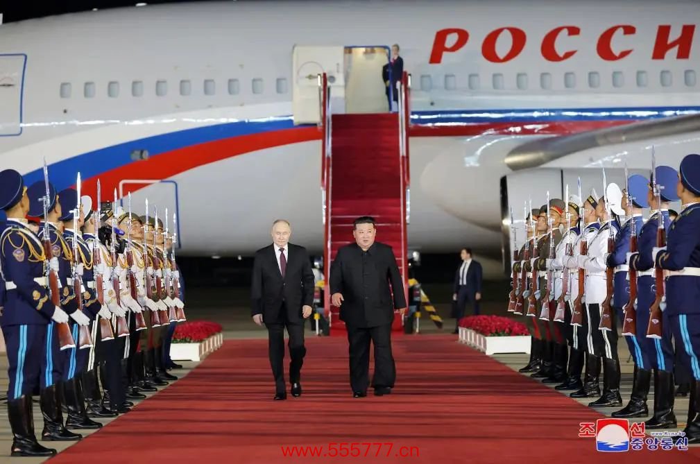 6月19日，朝鲜服务党总秘书、国务委员长金正恩（中右）在平壤外洋机场招待俄罗斯总统普京到访。新华社/朝中社